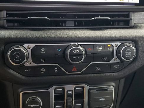 Certified 2025 Jeep Gladiator Sport AWD/4WD image 36