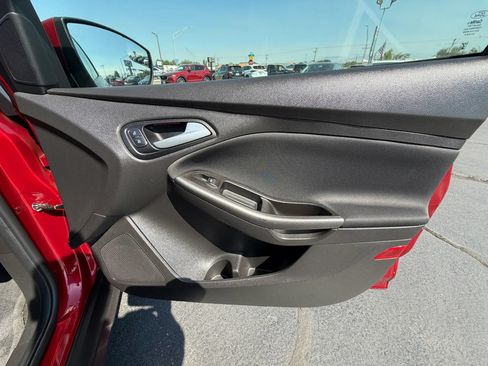 Used 2017 Ford Focus SEL w/ Cold Weather Package FWD image 14