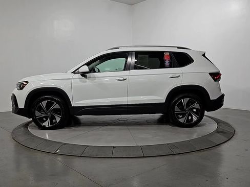 Used 2025 Volkswagen Taos SE w/ Panoramic Sunroof Package AWD/4WD image 2
