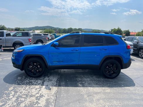 Used 2018 Jeep Cherokee Latitude w/ Altitude Package AWD/4WD image 6