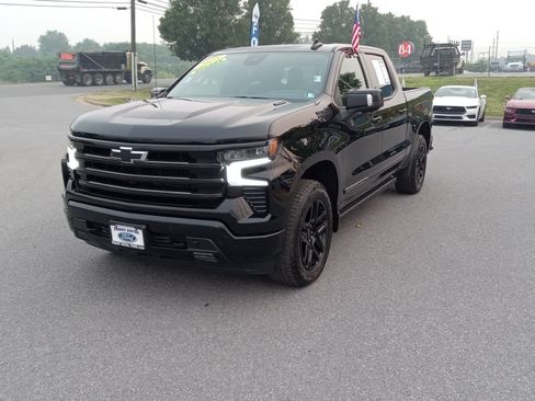 Used 2025 Chevrolet Silverado 1500 High Country w/ Midnight Edition AWD/4WD image 3
