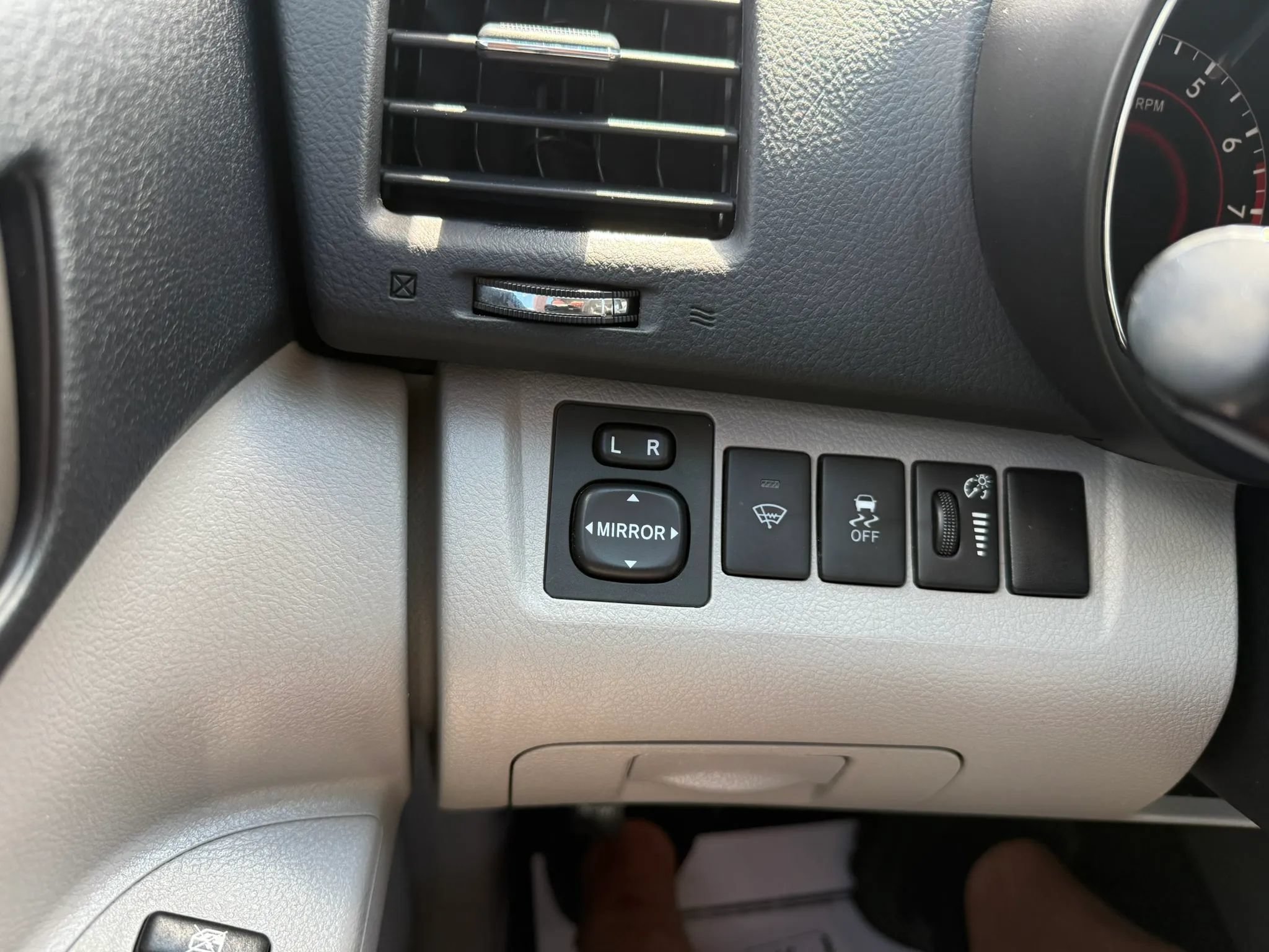 Used 2012 Toyota Highlander 4WD w/ Tech Pkg image 12