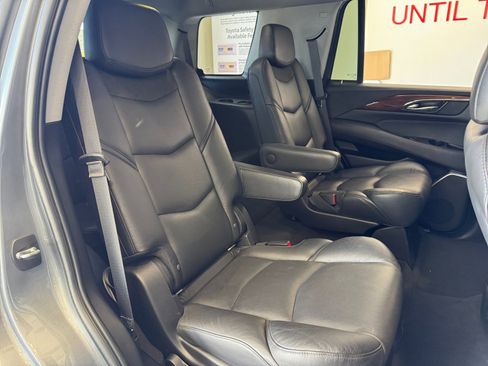 Used 2020 Cadillac Escalade Luxury w/ Escalade Sport Edition image 18