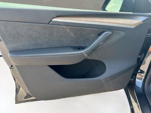 Used 2025 Tesla Model Y Long Range RWD image 9