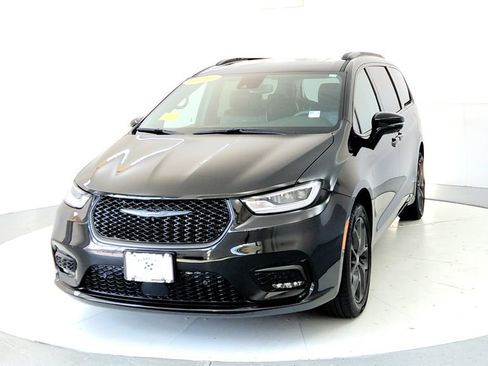 Used 2023 Chrysler Pacifica Limited w/ Uconnect Theater Family Group AWD/4WD image 2