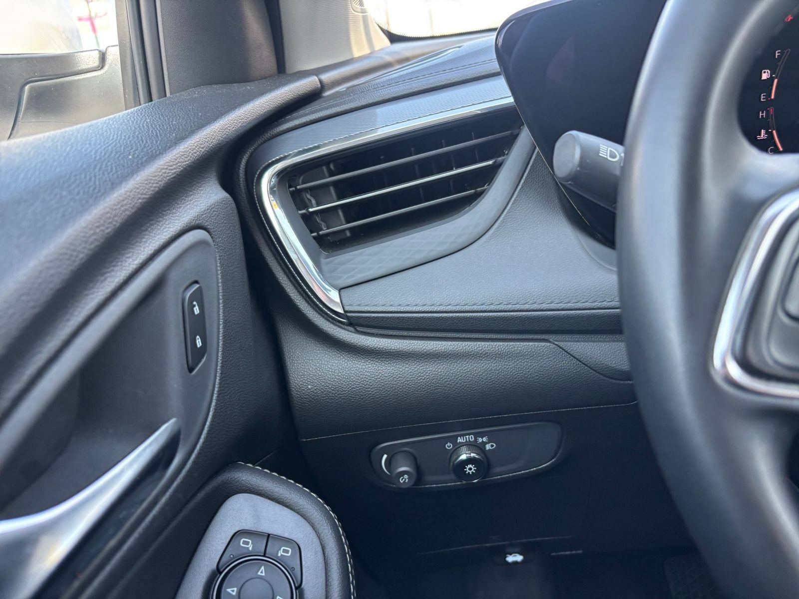 Used 2025 Buick Encore GX Preferred AWD/4WD image 32