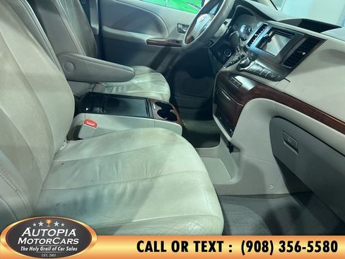 Used 2012 Toyota Sienna XLE w/ Entertainment Pkg FWD image 10