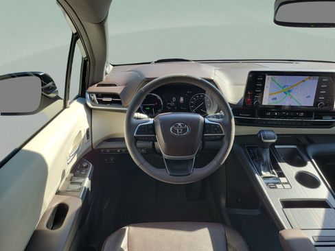 Used 2024 Toyota Sienna Platinum FWD image 22