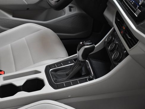 Used 2022 Volkswagen Jetta SE image 28