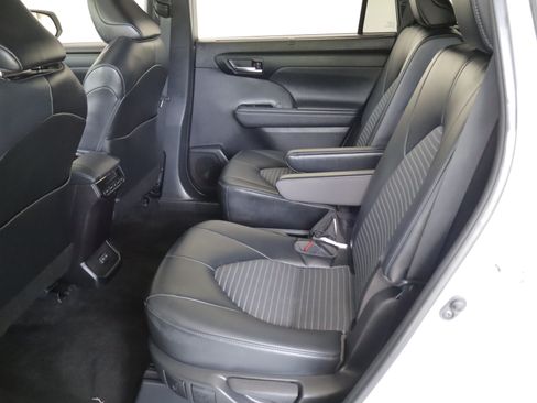 Used 2023 Toyota Highlander XSE AWD/4WD image 9