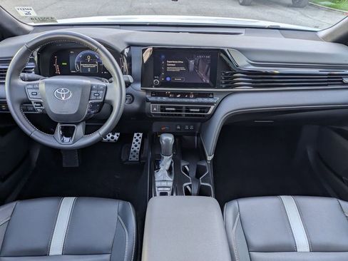 Used 2025 Toyota Camry SE image 14