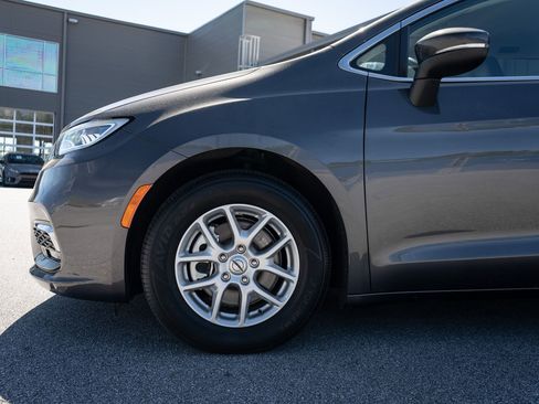Used 2023 Chrysler Pacifica Touring-L FWD image 4