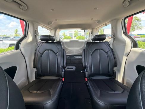 Used 2019 Chrysler Pacifica Touring-L FWD image 17