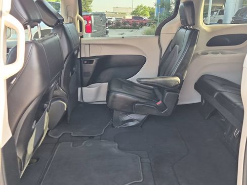 Used 2023 Chrysler Pacifica Touring-L FWD image 21