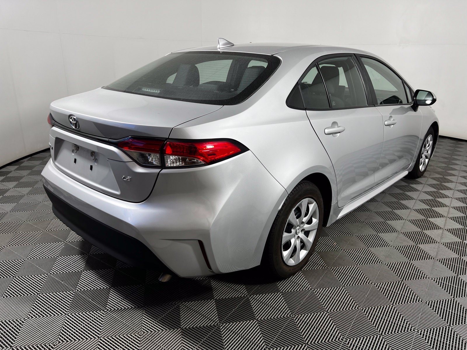 Used 2020 Toyota Corolla LE FWD image 5