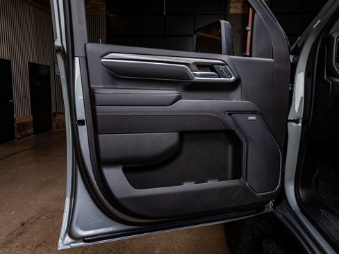 Used 2024 Chevrolet Silverado 2500 LTZ w/ LTZ Convenience Package image 36