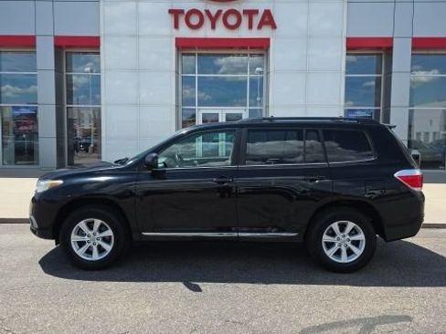 Used 2012 Toyota Highlander FWD w/ Tech Pkg image 2