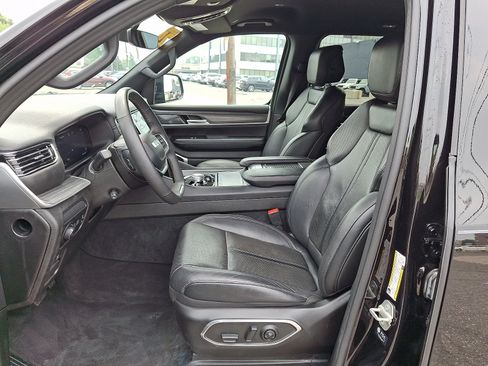 Used 2024 Jeep Wagoneer Series II w/ Flexible Seating Group AWD/4WD image 13