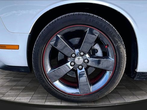 Used 2013 Dodge Challenger SXT image 9