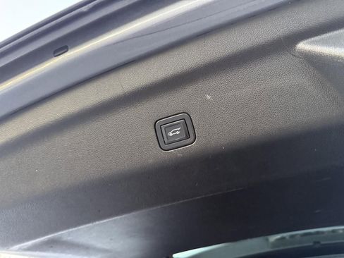 Used 2022 Chevrolet Suburban Premier w/ Premium Package image 15