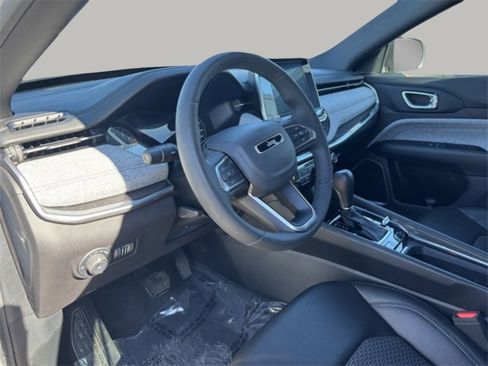 Used 2025 Jeep Compass Latitude image 12