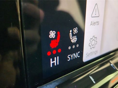 Used 2025 Volkswagen Atlas SE image 30