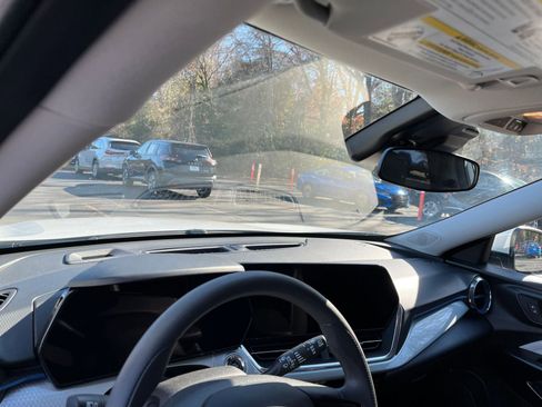 Used 2025 Chevrolet Trax LT image 31