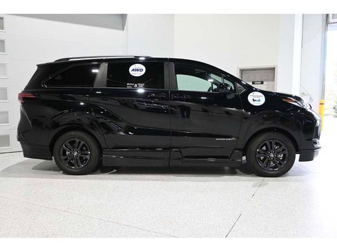 New 2025 Toyota Sienna XSE image 5