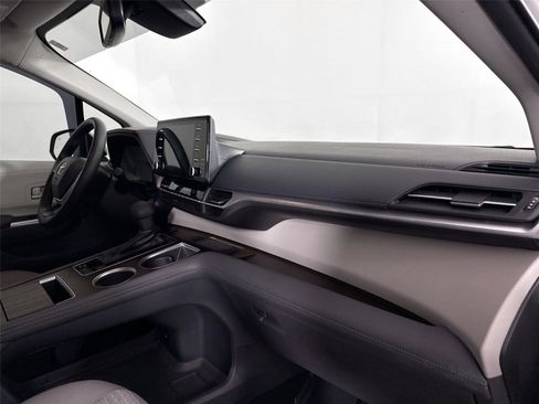 Used 2021 Toyota Sienna LE w/ LE Plus Package image 50