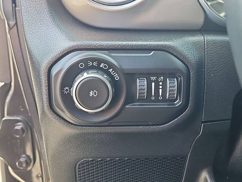 Used 2019 Jeep Wrangler Unlimited Sahara AWD/4WD image 16