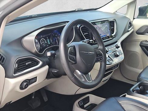 Used 2023 Chrysler Pacifica Touring-L FWD image 10