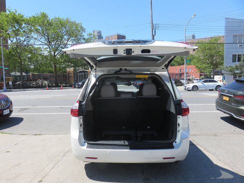 Used 2016 Toyota Sienna Limited Premium FWD image 25