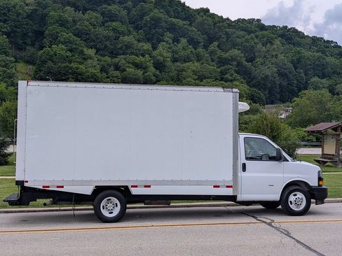 Used 2024 Chevrolet Express 3500 w/ Power Convenience Package RWD image 4
