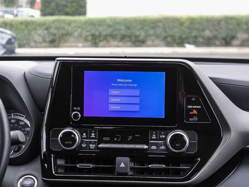 Used 2025 Toyota Highlander LE FWD image 19