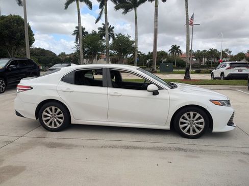 Used 2020 Toyota Camry LE image 4