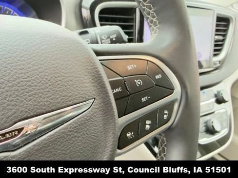 Used 2023 Chrysler Pacifica Touring-L FWD image 16