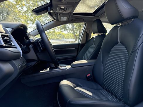 Used 2022 Toyota Camry SE w/ Cold Weather Package image 15