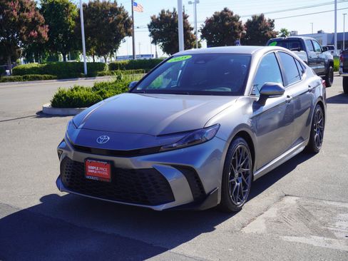 Used 2025 Toyota Camry SE w/ Convenience Package FWD image 7