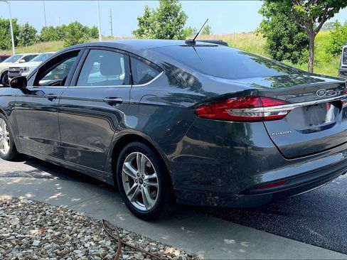 Used 2018 Ford Fusion SE w/ Fusion SE Technology Package FWD image 2