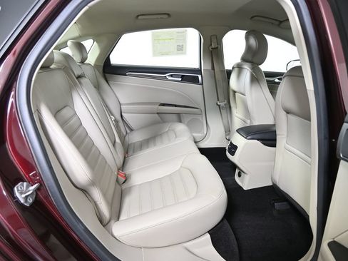 Used 2017 Ford Fusion SE w/ Fusion SE Technology Package FWD image 16