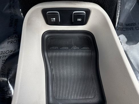 Used 2021 Chrysler Pacifica Touring-L image 23