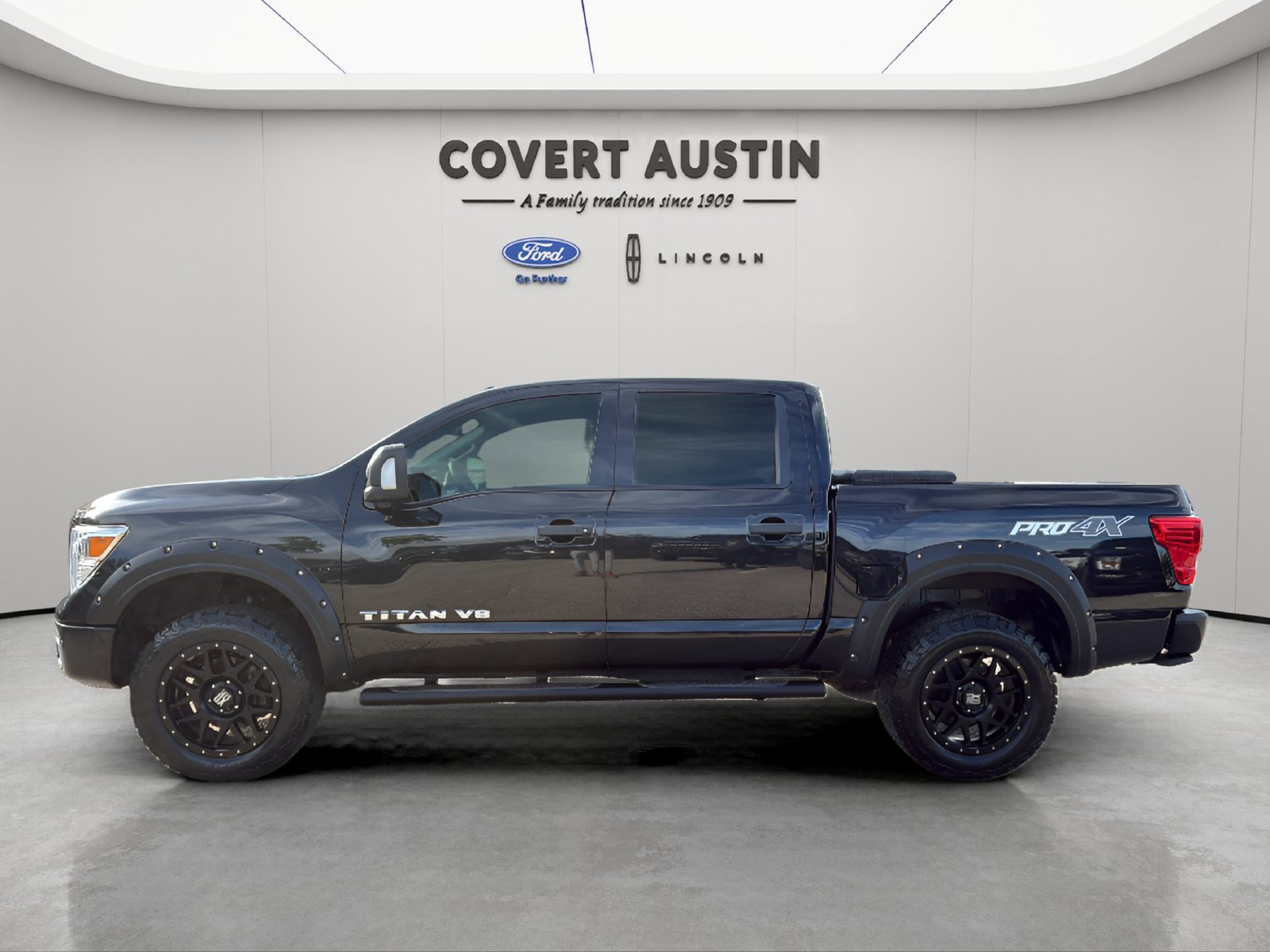 Used 2018 Nissan Titan PRO-4X w/ Pro-4x Convenience Package AWD/4WD image 2
