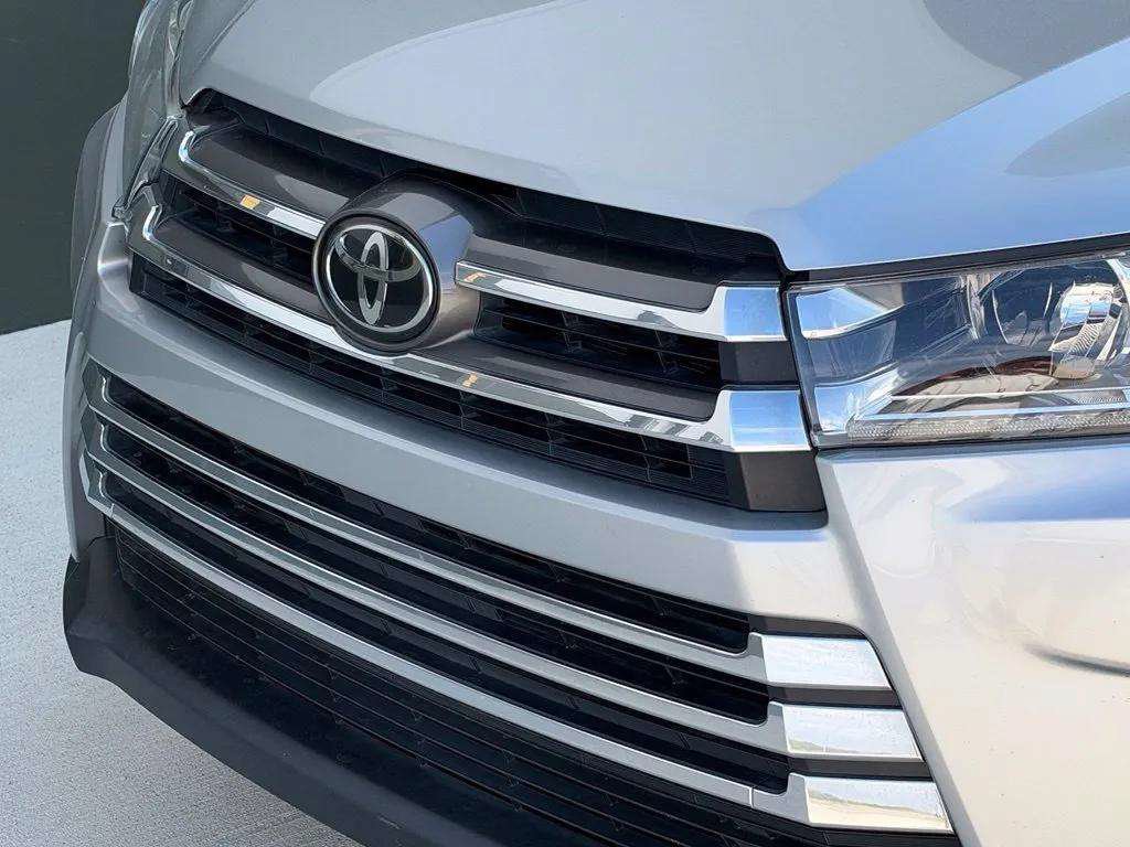 Used 2018 Toyota Highlander Limited AWD/4WD image 40