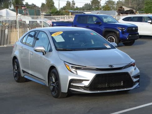 Used 2025 Toyota Corolla SE image 2