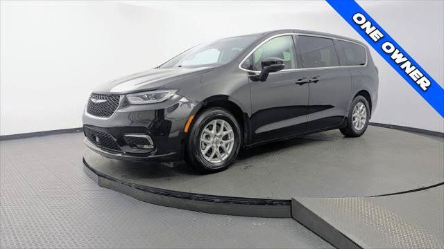 Used 2023 Chrysler Pacifica Touring-L FWD image 2