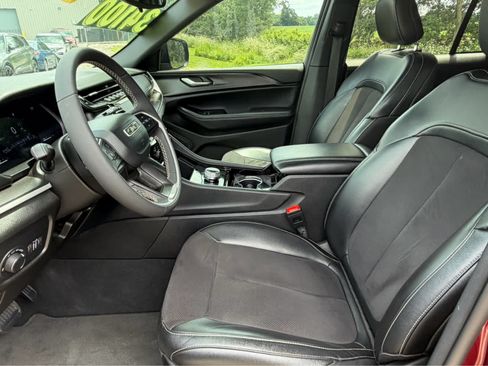 Used 2023 Jeep Grand Cherokee Altitude AWD/4WD image 13