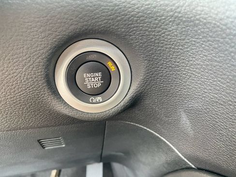 Used 2026 Chrysler Pacifica Limited FWD image 18
