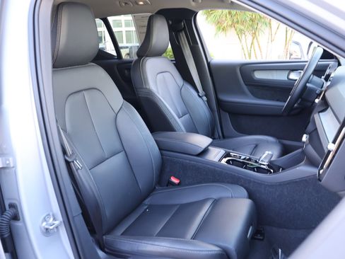 Used 2025 Volvo XC40 B5 Plus image 22