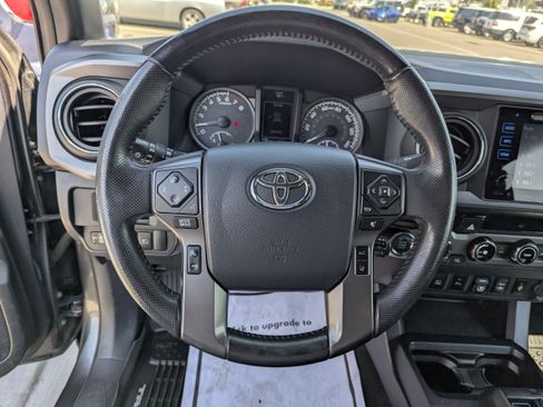 Used 2018 Toyota Tacoma TRD Off-Road w/ Technology Package AWD/4WD image 16