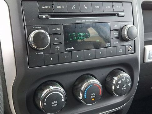 Used 2014 Jeep Compass Latitude AWD/4WD image 3